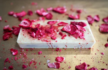 Dirty Chocolate – Strawberry Cheesecake Chocolate Bar (230g)